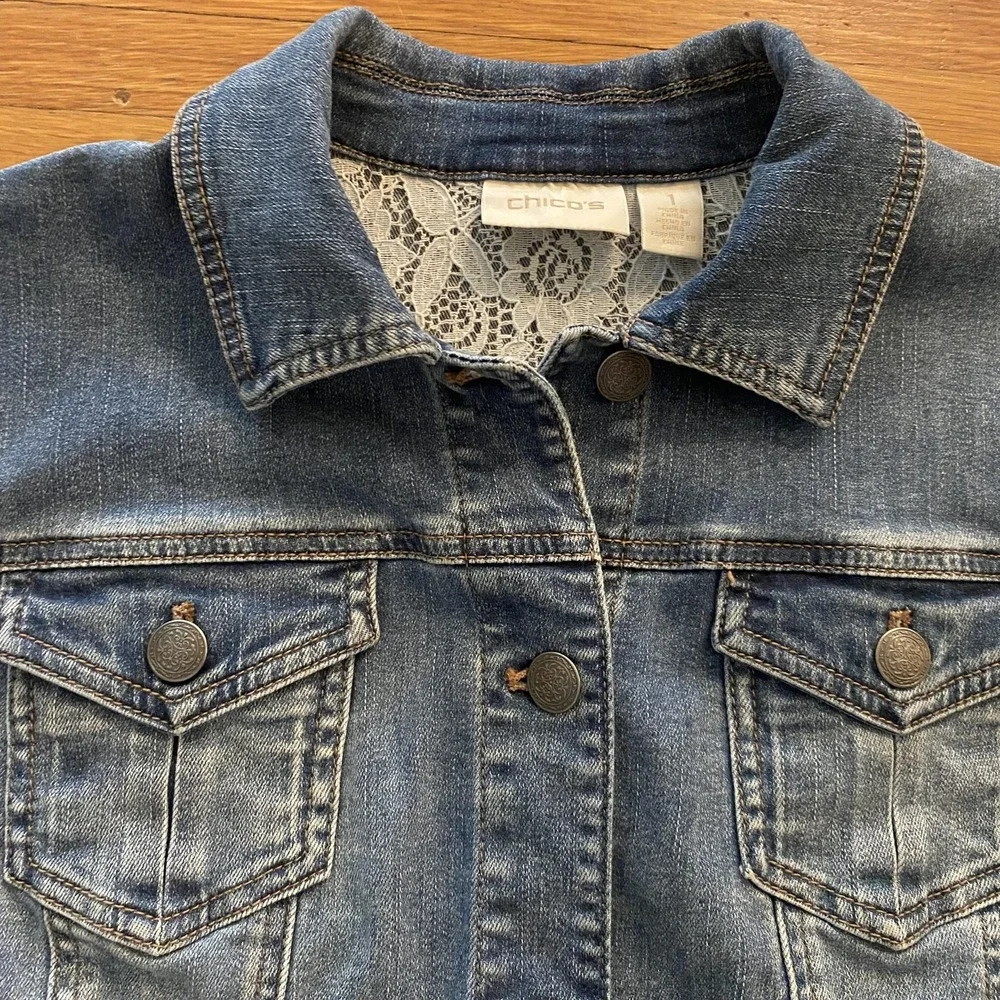 Chicos Jacket Womens 1 Medium Blue Denim Jean Lace Yoke Stretch Button Casual‎ - Picture 3 of 16
